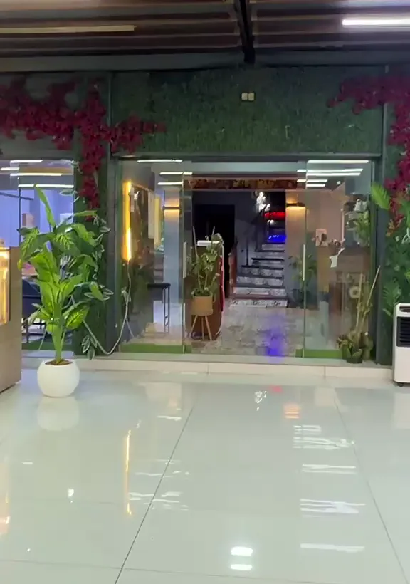 Çiçekli yeşil duvar ve iç giriş
